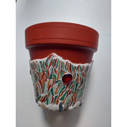 Pot bordé de cailloux